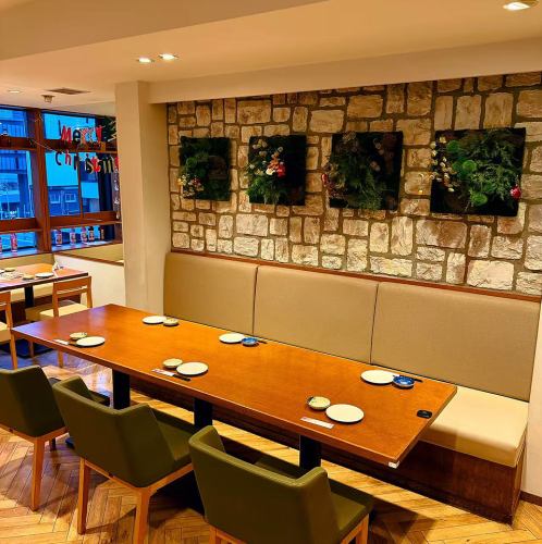 壁面の装飾が印象的なソファータイプのテーブル席。ゆったり腰掛けられるため、長時間の食事でも快適に過ごせます。落ち着いた雰囲気で、食事会や女子会など幅広いシーンにおすすめです。