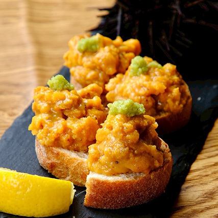 "贅沢山盛り"ウニのブルスケッタ ～ワサビオイルで～