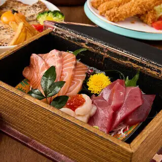 【2時間飲み放題付】SNS話題！魔法ブック演出の旬鮮魚刺身と地鶏が味わう「全9品・満喫コース」