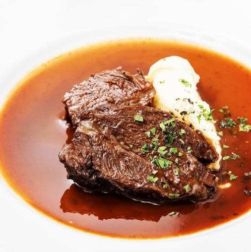 【濃鬱紅酒燜牛肉：】慢火慢燉的濃鬱口感和有嚼勁的頰肉，是一道精緻的菜餚。