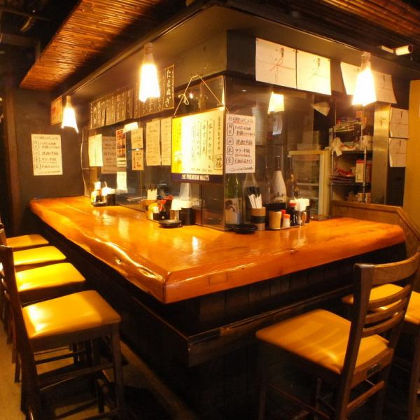 お一人でも大歓迎のカウンター!!ゆっくりと1人でお酒・お食事を楽しみたいお客様も大歓迎のカウンターあり♪