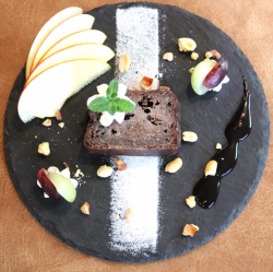 Comforting brownies with seasonal fruits