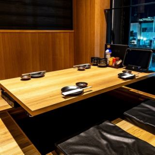 [Private room for 2-4 people (sunken kotatsu)] We have sunken kotatsu seats, so you can enjoy your meal with your feet comfortable ◆ Perfect for banquets near the station ◎ Enjoy authentic tempura and seafood dishes in a relaxing space.