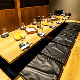 【9～10名様完全個室（掘りごたつ）】数々の飲食店を手がけたデザイナーの空間作りは別格◆オシャレ空間でのお食事はまた一味違った楽しさがあります。各種ご宴会コース、単品料理に飲み放題プラン、お席のみご予約もお待ちしております。