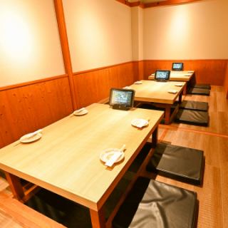 [Private rooms for 11-16 people (sunken kotatsu)] We can also accommodate large groups in private rooms! This high-quality, Japanese-modern, warm space can be used for a wide range of purposes, from private drinking parties to company banquets. Enjoy a quality time in this space with a great atmosphere.