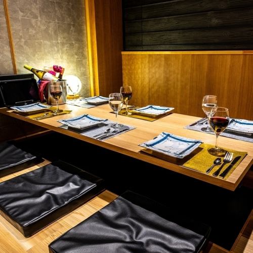 Please enjoy your stay in our modern Japanese restaurant, where all seats are completely private.