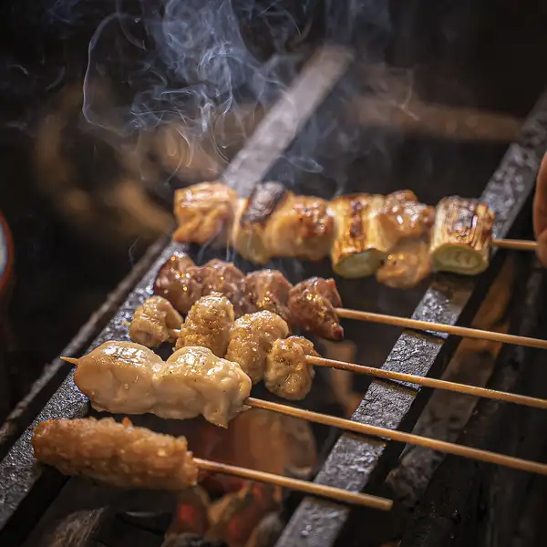 兵庫県産但馬鶏を炭火で焼き上げる、素材の旨味を活かしたふっくらジューシーな自慢の焼き鳥　各種