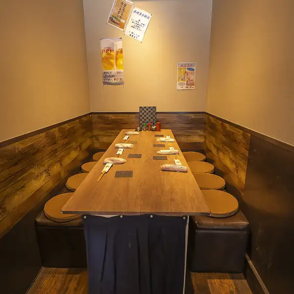 6名がけのテーブル席は、会社帰りの集まりや小規模な宴会にぴったり。アットホームな雰囲気の中で、仲間とゆったり過ごせます。暖色系の明るい店内で会話を楽しみながら食事ができ、気軽に利用できるのが魅力です。集まりや食事のシーンに幅広く対応します。落ち着いた時間をどうぞ。居心地良好。