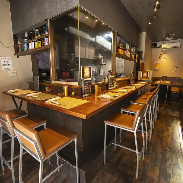 カウンター8席はお一人様や少人数での利用におすすめ。店主との会話も楽しめます！気軽に立ち寄れる雰囲気で、仕事帰りやちょっとした食事にもぴったりな特別な時間を演出します。ご夫婦や友人とも気軽に行けます♪一人飲みやさくっと食べたい日にも活躍し、過ごしやすさが魅力です。ぜひ。