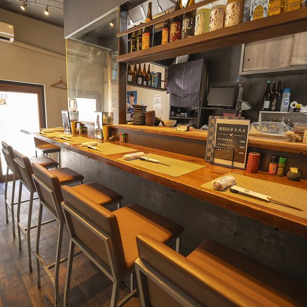 店内は暖色系の明るい照明で、落ち着きがあり親しみやすい空間。カウンター席では距離が近く、会話を楽しみながら食事ができます。アットホームな雰囲気を大切にし、仕事帰りから小規模な集まりまで幅広いシーンで利用しやすいお店です。親しい人とも一人でも、気兼ねなく過ごせる心地よさが魅力です。