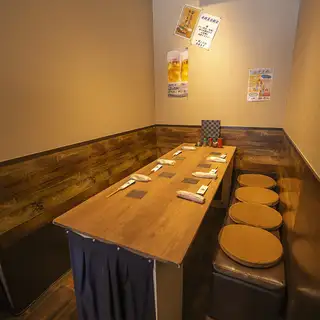 店内には、ゆったりと寛げる6名様掛けのテーブル席をご用意しております。仕事帰りの飲み会や、ご友人・ご家族との楽しいお食事など、グループでのご利用に最適な空間です。アットホームで温かい雰囲気の中、美味しいお酒と多彩な料理を囲みながら、賑やかで特別なひとときをどうぞお気軽にお楽しみください。