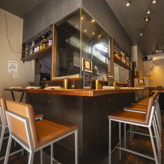 店内には心地よいカウンターを8席ご用意。仕事帰りのサク飲みや、お一人様でのちょい飲みにも気軽に立ち寄れる温かい空間です。スタッフとの会話を楽しみながら、ゆったりとお酒をたしなむ至福のひとときを過ごしませんか？肩肘張らずに過ごせるアットホームな特等席で、皆様のご来店をお待ちしております。（150文字）