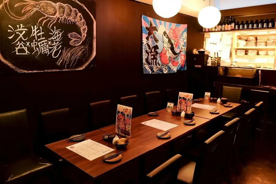 【カウンター席】落ち着いた店内はあらゆる層のお客様から支持を頂いております。渋谷の都会の喧騒を忘れてしまう雰囲気が人気のプライベートな空間♪デートに人気のカウンター席。男性も女性も肩ひじ張らず気軽に利用できる空間が自慢です。