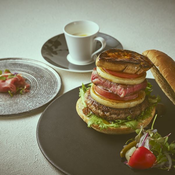 【大阪万博応援グルメ】はふはふ～贅沢すぎるゴールデンハンバーガー～