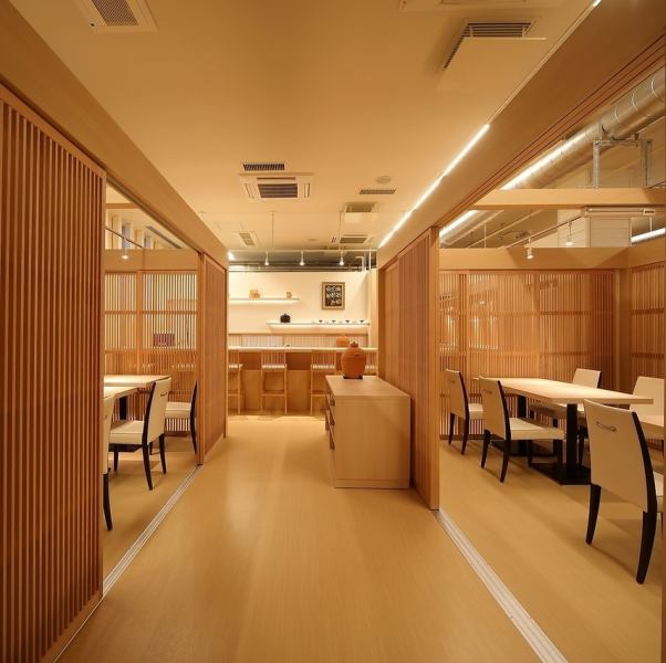 ホっと落ち着くような雰囲気が漂う空間が広がる店内。グループ利用に嬉しいテーブル席がございます。落ち着いたインテリアでまとめており、心地よい空間で食事を楽しむことができます。温かみのあるお席で大切な人と素敵な時間をお過ごしください。