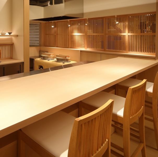 木の温もりを感じられる店内で、おひとり様のご利用に。少人数様でのお食事や、ランチデートなどにご利用ください。