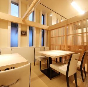 グループでのご利用に嬉しい4名掛けテーブル席をご用意しております。落ち着いたインテリアでまとめており、心地よい空間で食事を楽しむことができます。