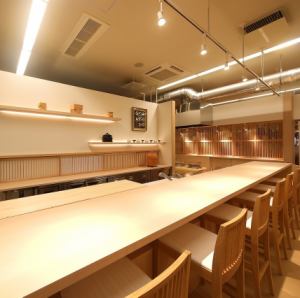 店内は明るく開放的な雰囲気で、木の温もりが感じられるカウンター席です。お席は、7席完備しております。おひとり様でのお食事や、デートなどカウンター席ならではの楽しみ方をご堪能ください。