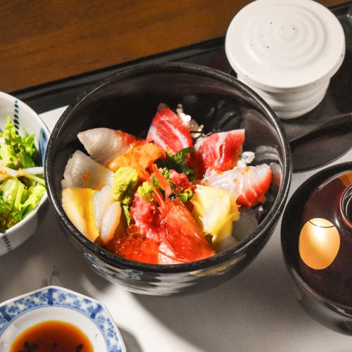 【特上海鮮丼　新鮮な中トロや雲丹を贅沢に使った海鮮丼です。】