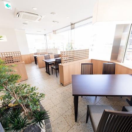 【居心地◎様々なシーンで】外の光が入ってくる開放的なお席です。