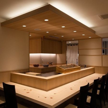 【落ち着いたカウンター席】お一人様はもちろん、デートでのご利用にもうってつけです。