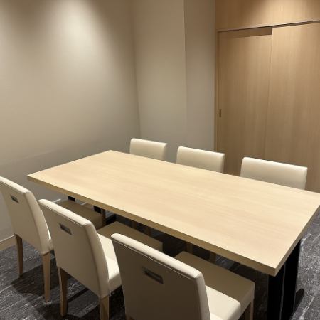 6名様までゆったりお過ごし頂ける個室です。隣接する8名様個室と仕切りを外して繋げることで、最大14名様まで対応可能です。接待やご家族でのお食事に。