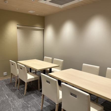 8名様まで対応可能な広めの個室です。隣接する6名様個室と繋げることで、最大14名様前後の中規模宴会にも対応できます。法事や慶事などのお集まりに最適です。