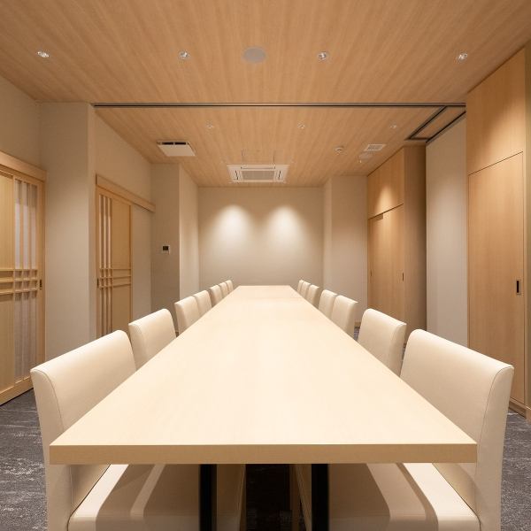 【最大14名様までの中規模宴会に】6名様と8名様の個室は、仕切りを外して繋げることで、最大14名様前後のお集まりにも対応可能です。法事や慶事、会社のご宴会など、人数に合わせたレイアウト調整も承ります。上質な和空間で、心尽くしの料理と美酒を囲むひと時を。