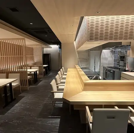 20名様～最大25名様前後での店舗貸切も承ります。プライベートな空間で、周りを気にせず美食と美酒を愉しむ、大人のご宴会が可能です。人数・予算などお気軽にご相談ください。