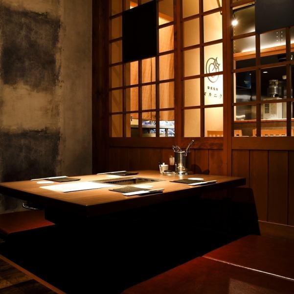 【半個室席は大切なシーンにも是非】半個室席は、プライベート空間を提供することで、よりリラックスした雰囲気で食事や会話を楽しむことができます。周囲の視線を気にせず、友人や家族との大切な時間をゆったり過ごせるのが魅力です。心地よい距離感で、特別なひとときを演出します。