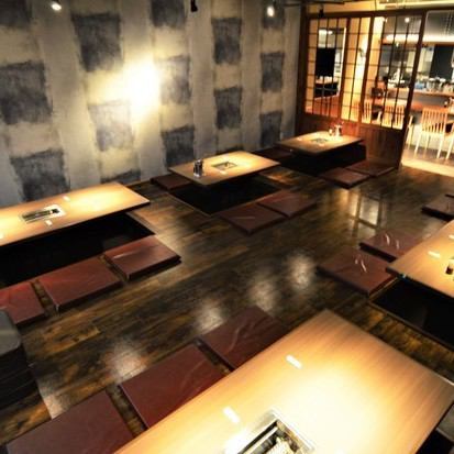 【和モダンで落ち着きのある雰囲気】和の風合いに無骨な打ちっぱなしの壁を組み合わせた和モダンでスタイリッシュな空間。全体的に広々とした造りになっておりますので、ゆったりと会話を楽しみながらお寛ぎいただけます。