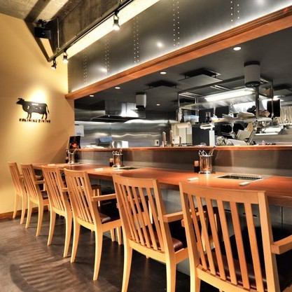 【カウンター席は大切なシーンにも是非】明るさを抑えた店内の雰囲気は女性からも好評。お席ごとにスポットライトの当たるおしゃれなカウンター席は、オープンキッチンに面しており、目の前で職人の手さばきをご覧いただけます。