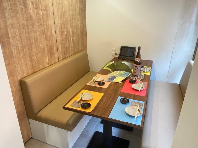 温かみある木目空間に和の彩りがよく映える◎全席ソファー席完備の当店。ゆったりとくつろぎながら、至福のお食事タイムをどうぞ♪