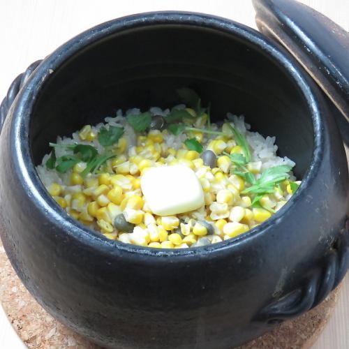 用特制的土锅用时令食材烹制的蓬松米饭☆
