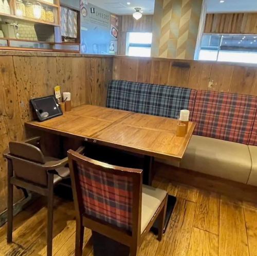 当店では、二人掛けのテーブルをくっつけることで、4人掛けのお席にもアレンジ可能です。ご友人との楽しいひとときや女子会に最適なスペースをご提供します。また、子供用の椅子もご用意しておりますので、ママ友会にも安心してご利用いただけます。