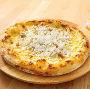 四種口味的起司蜂蜜甜點披薩