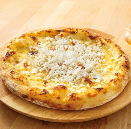 四種口味的起司蜂蜜甜點披薩