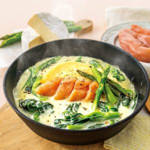 陈年鳕鱼子和春季蔬菜奶酪火锅多利亚