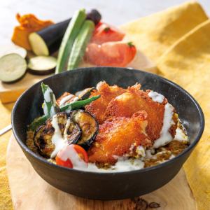 夏野菜とパリパリチーズチキンのカレードリア