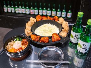 韓国の裏通りにある大衆食堂をイメージして作られた店内は、まるでプチ韓国旅行に行った気分になれちゃうくらい本格的！