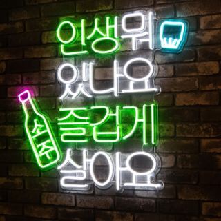 カラフルなネオンが光るおしゃれな店内は本場の韓国屋台をイメージ。