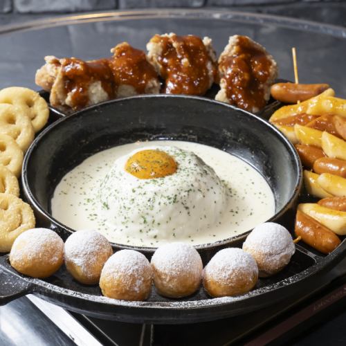 とろ~り濃厚チーズの海!旨辛チキンをディップするSNSで話題のUFOセット!