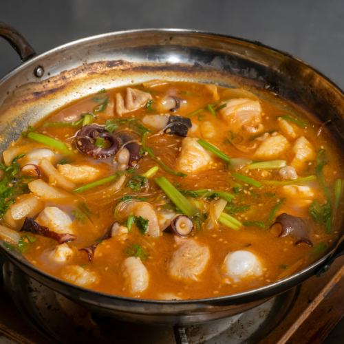 【本場韓国の味】ぷりぷりホルモン×海鮮の贅沢鍋!旨辛がクセになる、SNSで話題の「ナッコプセ」