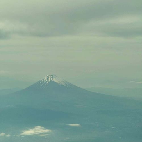 連休しまして、本日17:00営業再開です。

福岡遠征での「ベルギービールウィークエンド福岡」や、「薬膳カリー・ベースキャンプ」など、なかなか濃い時間を過ごしてまいりました。@bbwjapan @basecamp_fukuoka 

インポーターの皆様や運営の皆様、各地のベルギービール取扱店舗の皆様、そしてベルギービールファンの皆様との交流はとても良い刺激となりました。お付き合いしていただいた皆様ありがとうございました！

写真は帰りの飛行機からの富士山。
たまにはこういう写真でも。

「ベルギービールウィークエンド福岡」は明後日日曜日まで。
福岡行かれる際は行ってみてはいかがでしょうか。楽しいですよ。