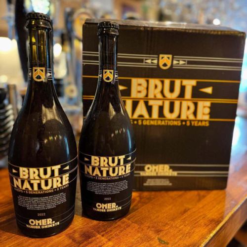 「新入荷」

ブリュット・ナチュール
Brut Nature / 750ml-Bottle
style / Speciale 
alc 7%

詳しくはこちらを↓
https://www.omervanderghinste.be/en/onze-bieren/brut-nature

「オメール・ヴァンデルギンスト醸造所」のスペシャルビール。
こちら専用のペールエールを醸造、ドライホッピングを施し、野生酵母(ブレタノマイセス)で瓶内二次発酵。

はい、これ何かに似てると思いません？
そう、あのトラピストビールの最高峰のひとつ「オルヴァル」の製造方法と似ていますね。

オメールらしい酵母感、綺麗に香る５種類のホップ、爽やかな苦味。

本国のサイトでは「Belgium only」!って書いてありますが・・・
なぜか当店に在庫ございます。

オフィシャルには5年間は熟成可能との表記。
しかしフレッシュな味わいは今体感すべきかと思います。
12本限定。店内はもちろん、正規輸入ですので持ち帰り購入も可能です。是非！

#omervanderghinste #brutnature #brutnature2022