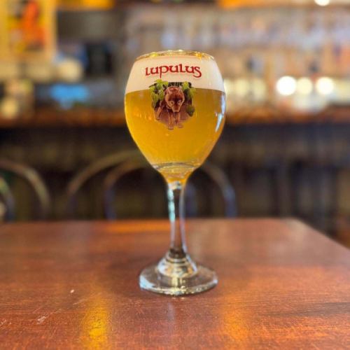 New barrel opened!

The weather is pleasant again today.
We have finished our Lupulus NEIPA and will be opening one new barrel.

Today is the last day of the Belgian Beer Weekend, which is being held at Yamashita Park in Yokohama.It would be nice to go today.
If you have time, why not come and check it out?

Lupulus Blonde
Lupulus Blond / keg
style / Tripel
alc 8.5%
Lupulus Brewery's flagship ale.
Citrus scent like orange, fruity scent like white peach, honey and a hint of vanilla.
It has an exquisite taste, with a mild acidity accompanied by an orange-like flavor and a perfect balance of bitterness that emerges later.
I'd love to!

#lupulus #lupulusblonde