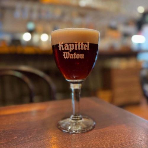 新桶開啦！

下週五 17:00 起，
「Leroy Breweries Tap Take Over，Bruno Leroy 造訪」將舉行。
今天發表的新品，是已有70年歷史的產品。
它將首先被打開。

●Capitel Patel
Kapittel Pater / keg
style / Brown Ale
alc 6%
Capitel Pater 是修道院風格之一，被稱為單重，其初始重力較低，而雙重和三重風格則具有較高的初始重力。
這款棕色啤酒具有濃稠的奶油狀泡沫，融合了 Leroy 獨特的橙子狀酯類香氣和黑麥芽的巧克力和焦糖香氣。
1955 年發布的歷史性物品。

很少有機會與釀酒廠家庭成員交談。請抓住這個機會。
我們期待 6 月 6 日星期五下午 5 點與您見面。

活動詳情請點擊↓
https://www.facebook.com/share/1F38Q5FFvp/?mibextid=wwXIfr

#leroybreweries #kapittelpater #belgianbeer #Kuhonbutsu #比利時啤酒