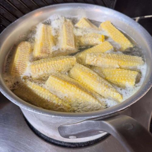 "We will be open as usual during the Obon period."

It's unusually rainy today.
I'm sure many of you have been on Obon holiday since yesterday, Saturday.
I'm so relaxed (or maybe I'm bored lol),
We are making broadcloth from corn delivered from Takei Farm in Shiojiri, Nagano Prefecture (stay tuned to see what it turns out to be)

As August begins, we have received and restocked a variety of bottled beers.
White and yellow peach lambic from Driefonteinen Brewery
Two types of lambic from Boon Brewery,
From the "Audebersel Brewery", a champagne-style Lambic Buzart,
Ichtehem's Grand Creek from Strub Brewery
And Omer (large bottle) from Omer Vanderginst Brewery is back in stock.

"Makiha Ezo venison smoked sausage" and "Weisswurst (white pork sausage)" are also on the menu.

If you have time, we look forward to your visit.
We will close early on days when we do not have reservations.
We would appreciate it if you could contact us before visiting our store.

#belgianbeer #3fonteinen #boonapogee #boongeuzeblacklabel #ichtegemsgrandkriek #strubbe #omer #horsewoodvenison #weisswurst