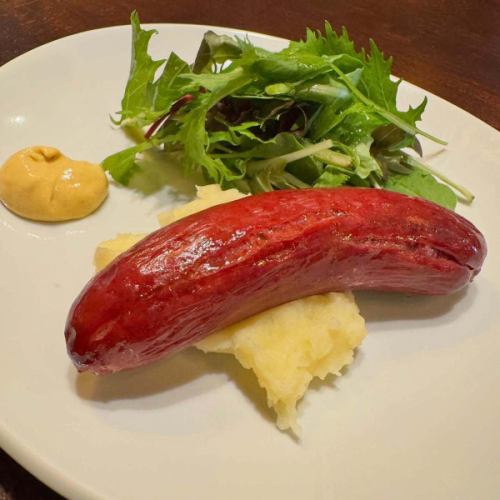 "We will be open as usual during the Obon period."

It's unusually rainy today.
I'm sure many of you have been on Obon holiday since yesterday, Saturday.
I'm so relaxed (or maybe I'm bored lol),
We are making broadcloth from corn delivered from Takei Farm in Shiojiri, Nagano Prefecture (stay tuned to see what it turns out to be)

As August begins, we have received and restocked a variety of bottled beers.
White and yellow peach lambic from Driefonteinen Brewery
Two types of lambic from Boon Brewery,
From the "Audebersel Brewery", a champagne-style Lambic Buzart,
Ichtehem's Grand Creek from Strub Brewery
And Omer (large bottle) from Omer Vanderginst Brewery is back in stock.

"Makiha Ezo venison smoked sausage" and "Weisswurst (white pork sausage)" are also on the menu.

If you have time, we look forward to your visit.
We will close early on days when we do not have reservations.
We would appreciate it if you could contact us before visiting our store.

#belgianbeer #3fonteinen #boonapogee #boongeuzeblacklabel #ichtegemsgrandkriek #strubbe #omer #horsewoodvenison #weisswurst