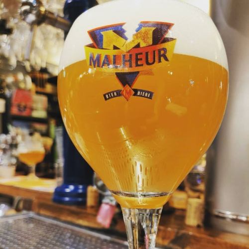 New barrel opened!

It's been a really long time since we've had a real rain.
The rain has stopped here, but the wind is still a bit strong.
Malur 8 is finished.Next up is this.

●Marul 10
Malheur10 / keg
style / Belgian Strong Golden Ale
alc 10%
An exquisite blonde from Durantsheer Brewery.
Gorgeous ester aroma, sweet barley, and hop aroma.
Peach-like with a spicy hint of lemon and orange peel.
Despite being 10% alcohol, this is a very good beer without being heavy.
[World Beer CupJ Strong Specialty Ale [Belgian style] won a silver medal.

Temperatures are expected to cool down this weekend.
The Authentic Belgian Beer Weekend will be held at the Grand Place in Belgium starting today.

#malheur10 #belgianbeer